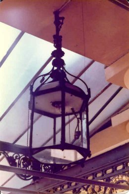 1978 Buck Hse Sugg lamp inner courtyard 260 px